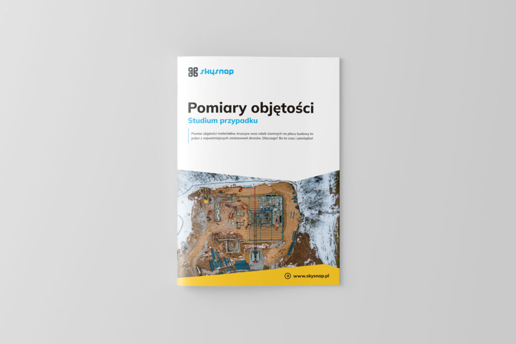 mockup-broszura-pomiary-2025-v02 Okładka raportu Skysnap 'Pomiary objętości – Studium przypadku' z widokiem z drona na plac budowy zimą