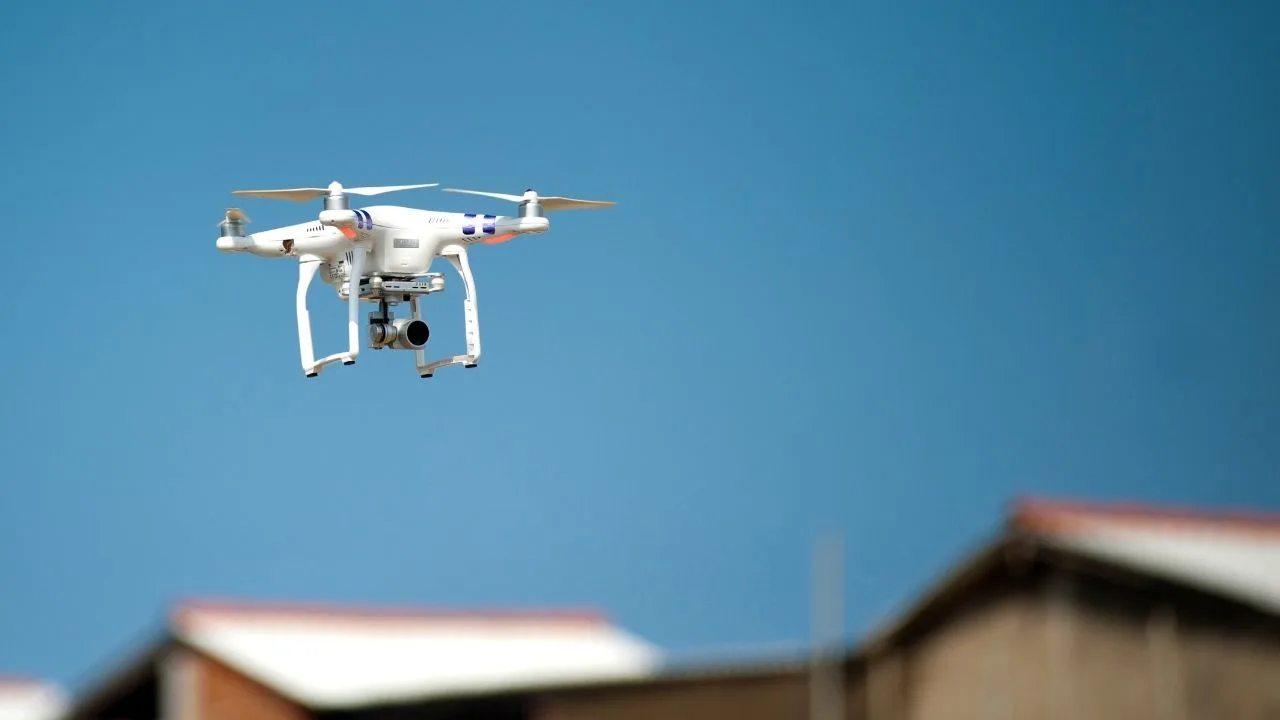 Inspekcja dachów i elewacji dronem – szybciej, taniej, skuteczniej