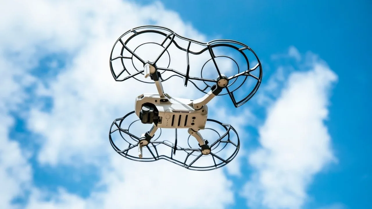 Pomiary terenu dronem vs tradycyjna geodezja – co wybrać i kiedy?